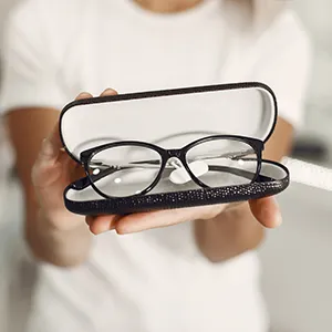 Brillen, Kontaktlinsen & Pflege